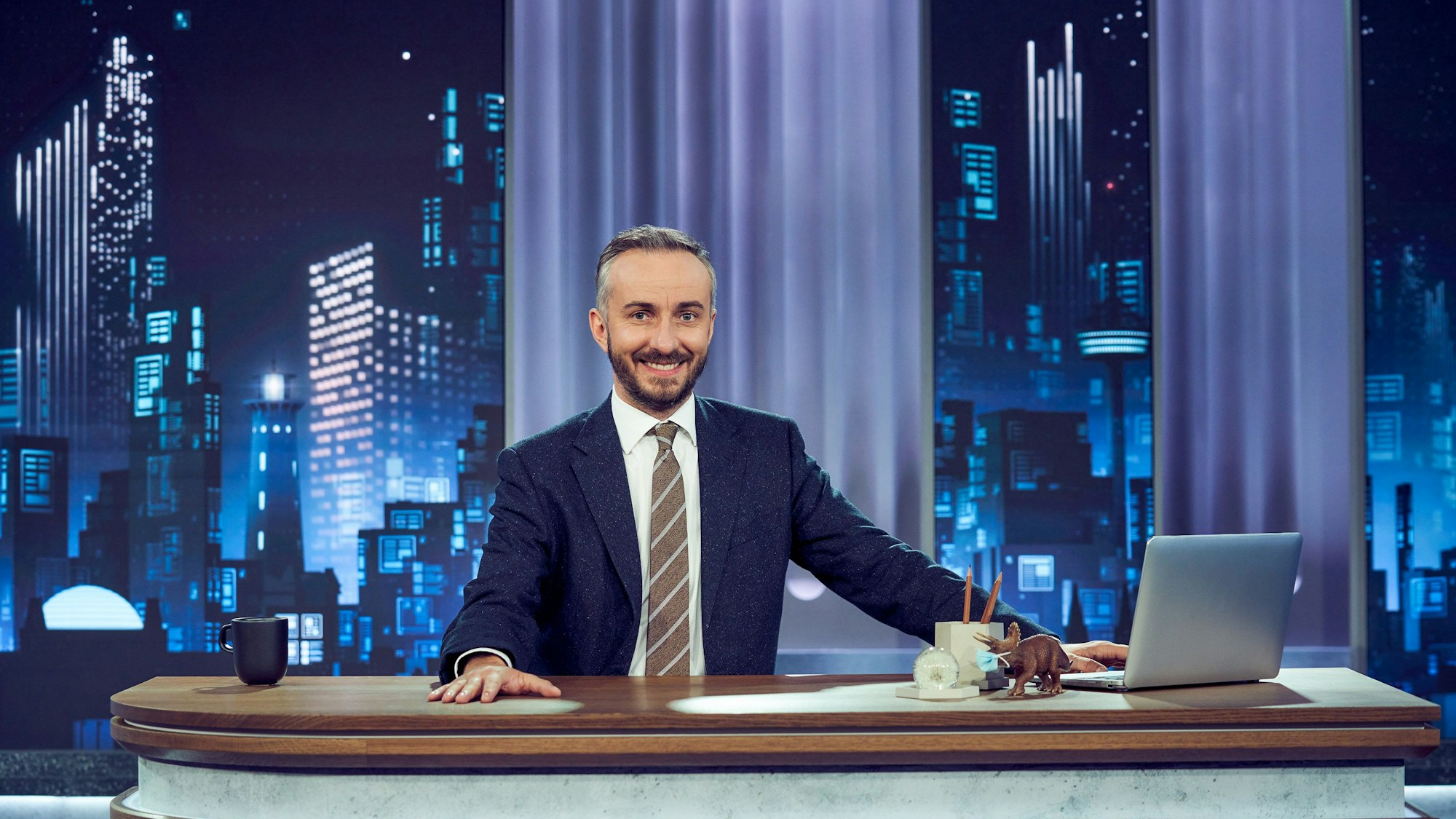 Bei der kommenden Sendung präsentiert Moderator Jan Böhmermann die Weltpremiere des „ZDF Magazin Royale“-Musicals: „Der Eierwurf von Halle - Das Musical.“