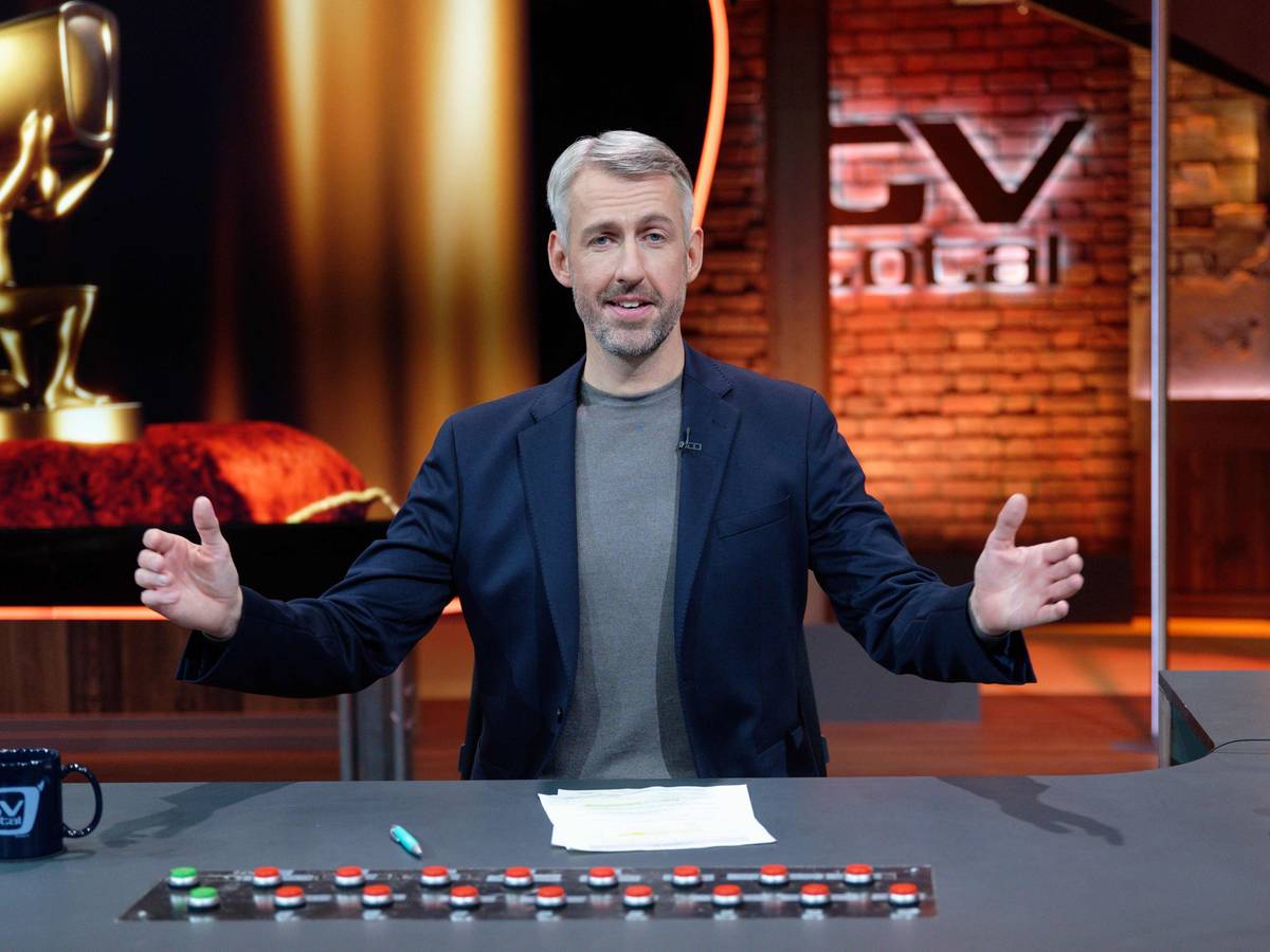 Der Entertainer Sebastian Pufpaff sitzt nach der Aufzeichnung der ersten Sendung der wieder aufgenommenen ProSieben-Comedyshow «TV total» im Studio. +++ dpa-Bildfunk +++