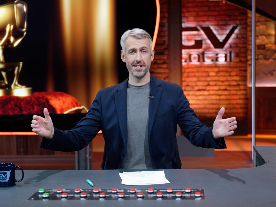 Der Entertainer Sebastian Pufpaff sitzt nach der Aufzeichnung der ersten Sendung der wieder aufgenommenen ProSieben-Comedyshow «TV total» im Studio. +++ dpa-Bildfunk +++