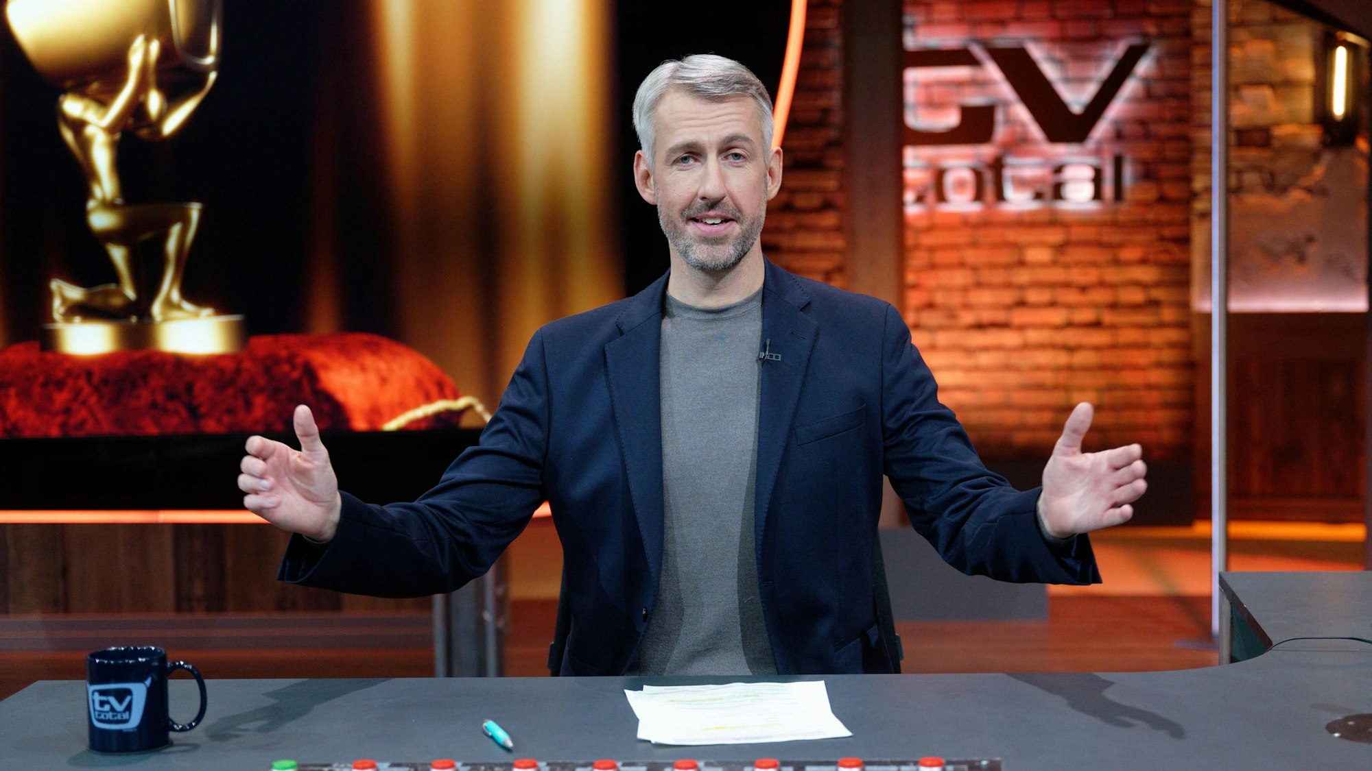 Der Entertainer Sebastian Pufpaff sitzt nach der Aufzeichnung der ersten Sendung der wieder aufgenommenen ProSieben-Comedyshow «TV total» im Studio. +++ dpa-Bildfunk +++