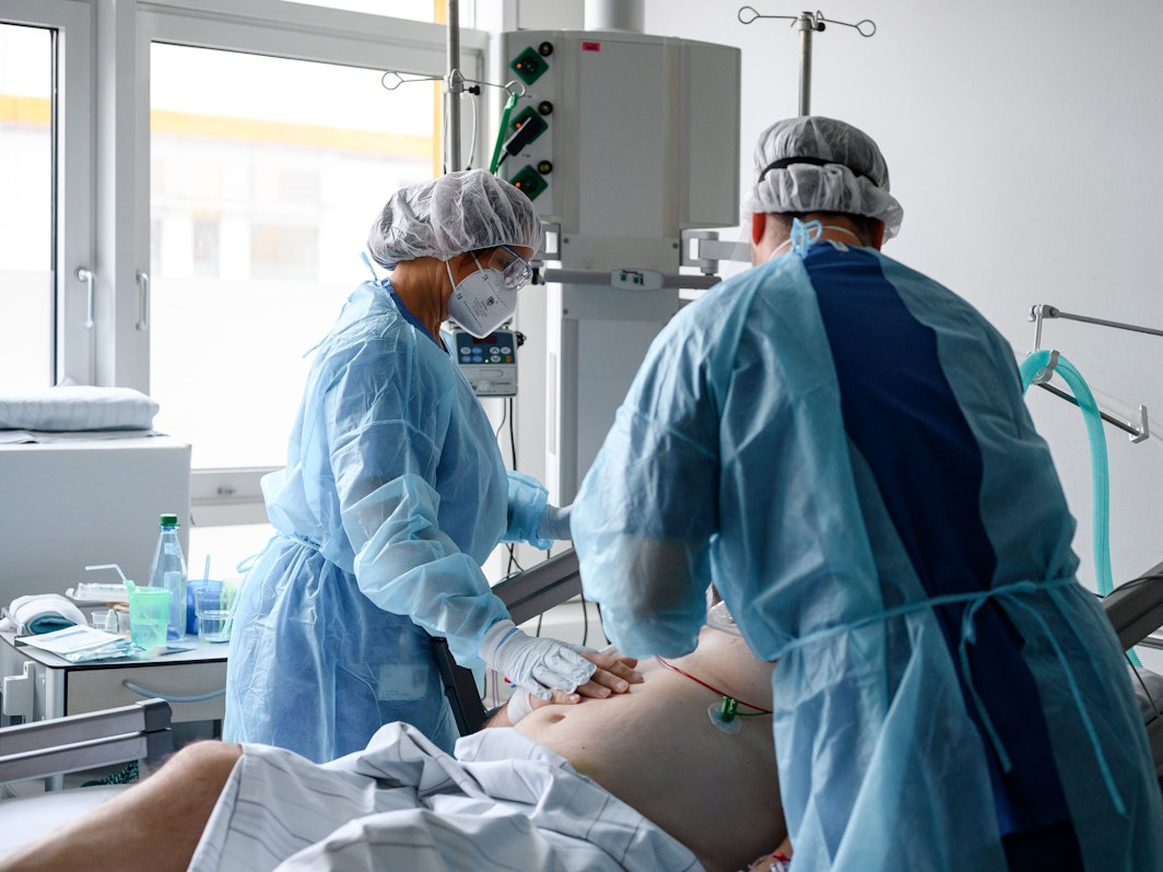 Blick in eine Intensivstation in Fürth am 16. November: Die aktuelle Situation auf der Intensivstation im Klinikum Fürth ist angesichts steigender Corona-Zahlen sehr angespannt, das Personal ist mit den Kräften am Ende.