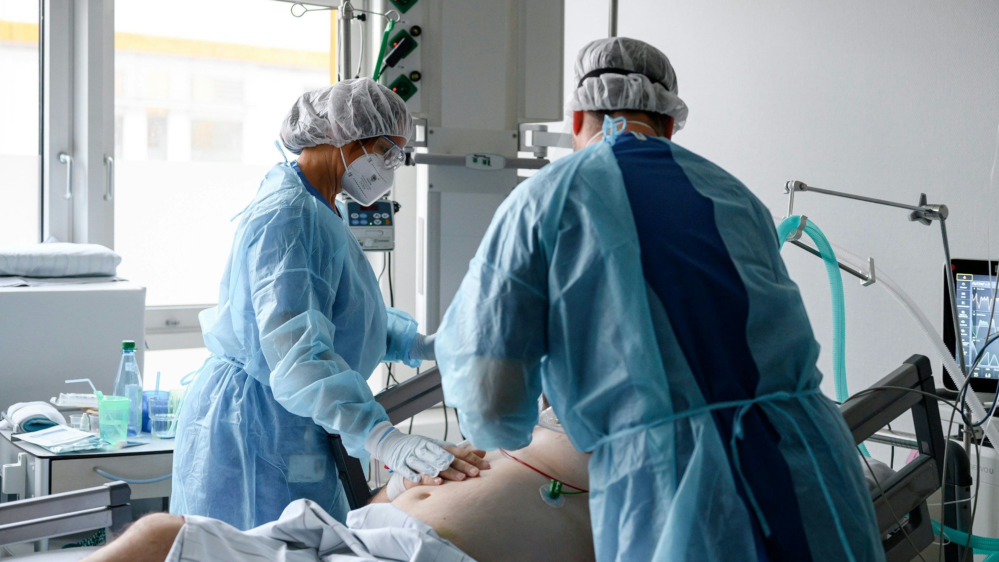 Blick in eine Intensivstation in Fürth am 16. November: Die aktuelle Situation auf der Intensivstation im Klinikum Fürth ist angesichts steigender Corona-Zahlen sehr angespannt, das Personal ist mit den Kräften am Ende.