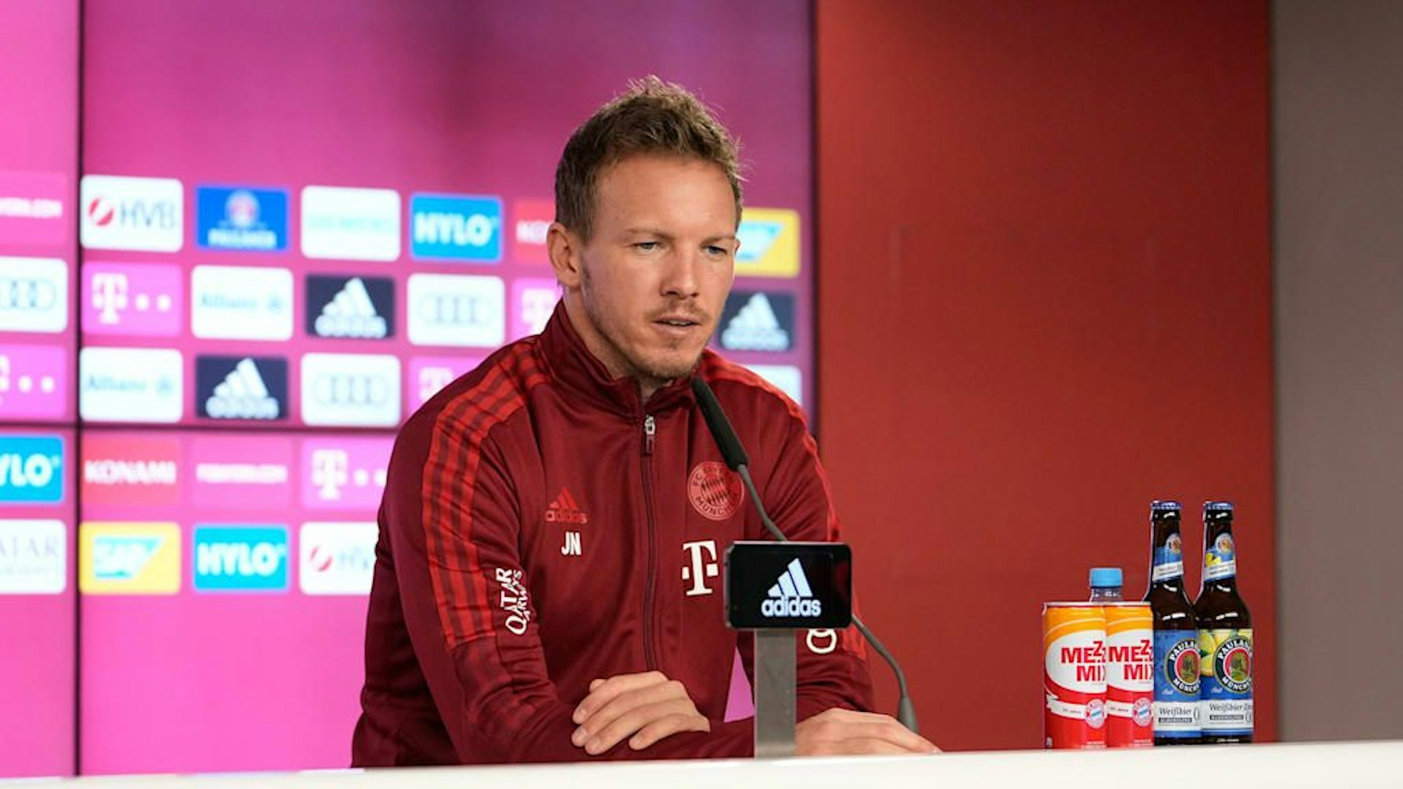 Julian Nagelsmann auf einer Presskonferenz des FC Bayern München vor dem Bundesligaspiel gegen den SC Freiburg.