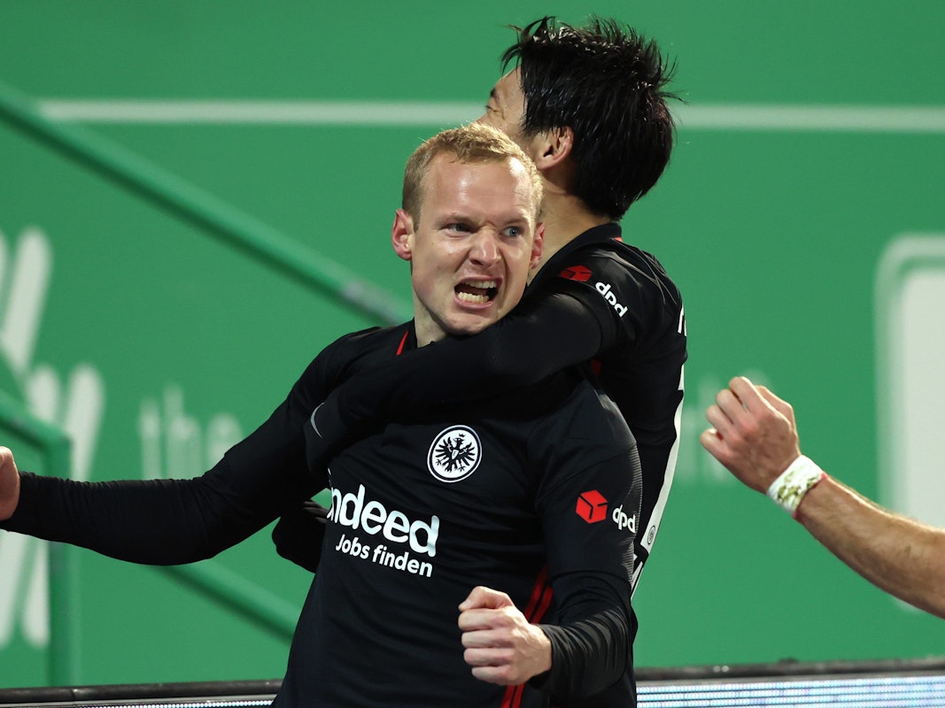 Sebastian Rode jubelt zusammen mit Daichi Kamada.