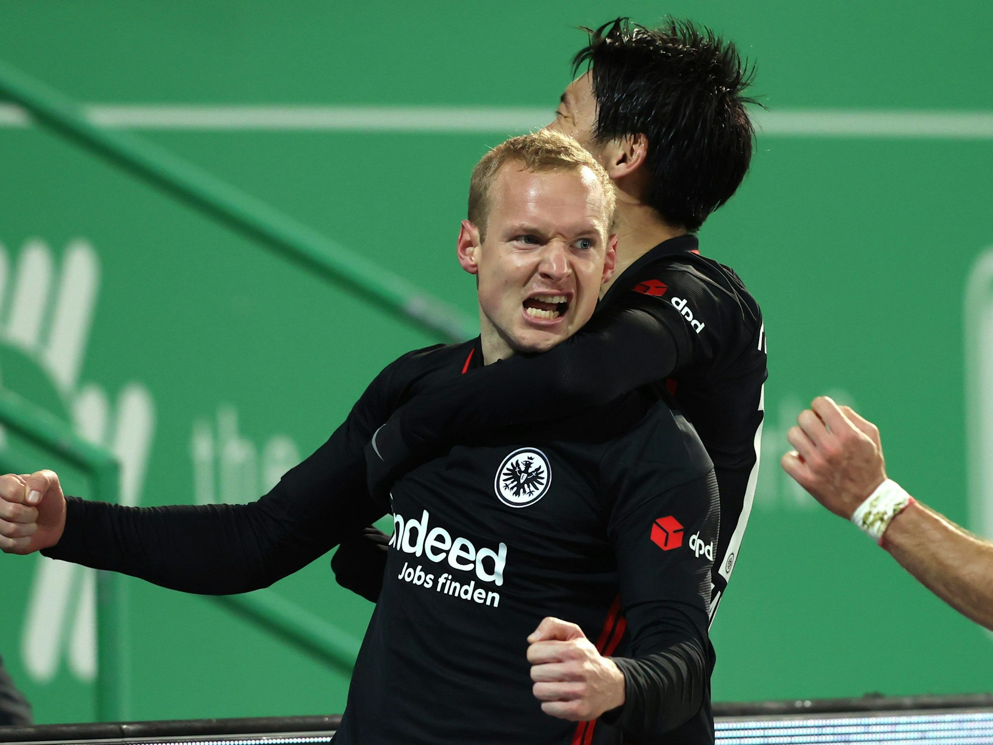 Sebastian Rode jubelt zusammen mit Daichi Kamada.