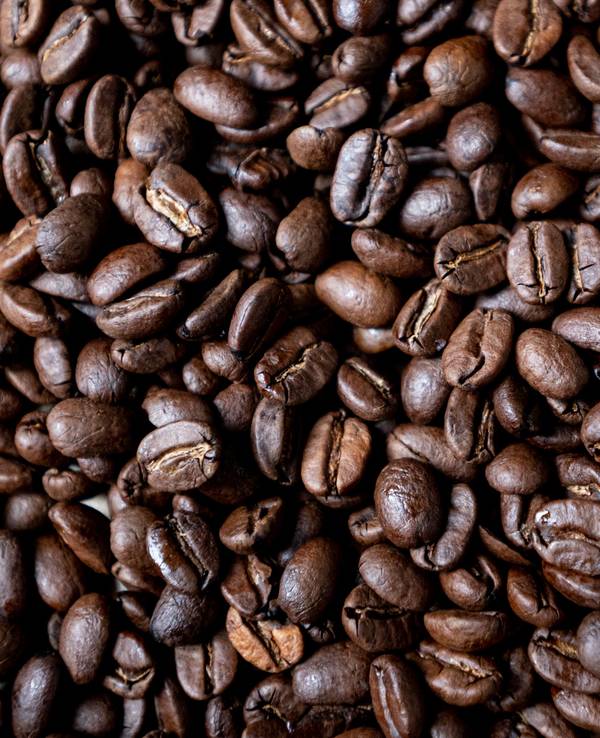 Das Foto vom 24. September 2021 zeigt geröstete Kaffeebohnen.