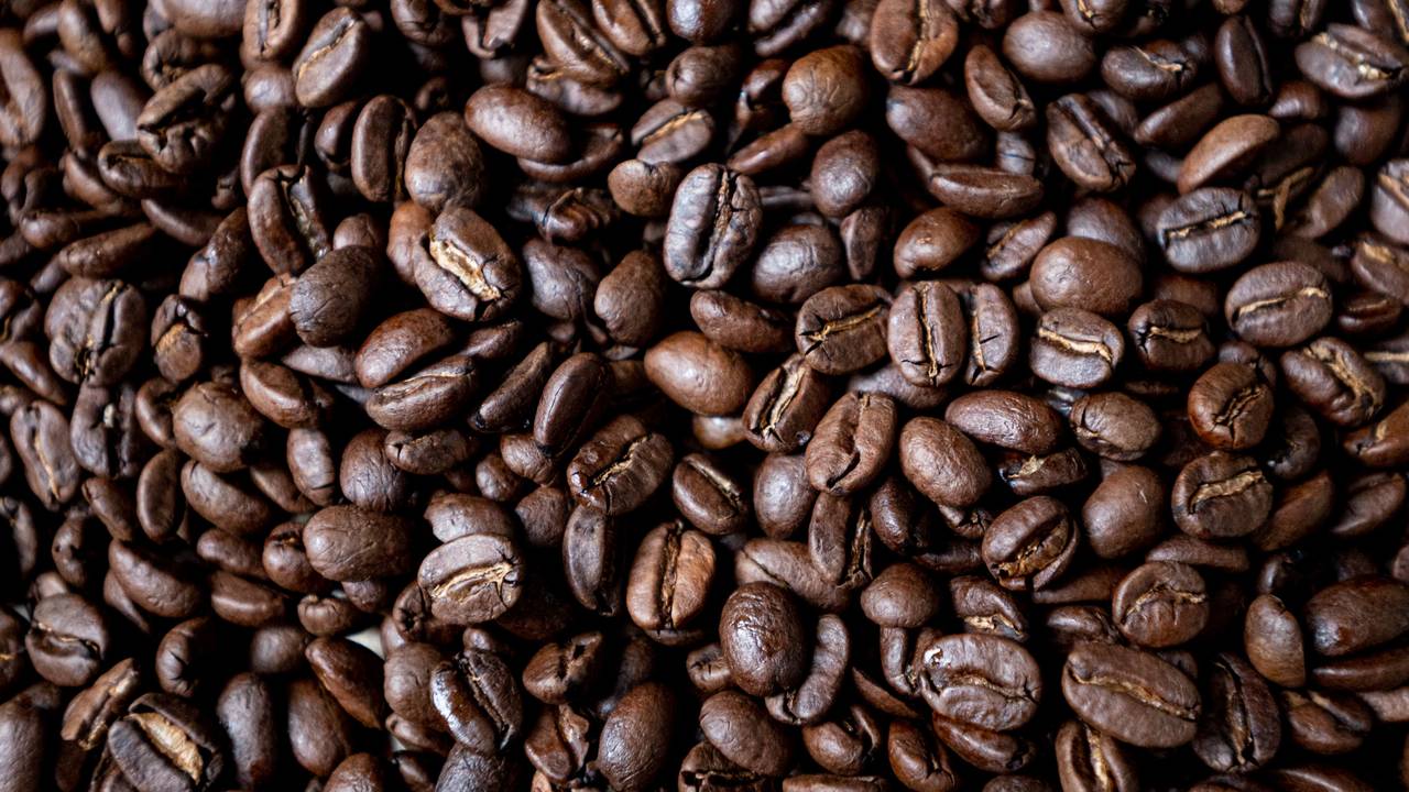 Das Foto vom 24. September 2021 zeigt geröstete Kaffeebohnen.