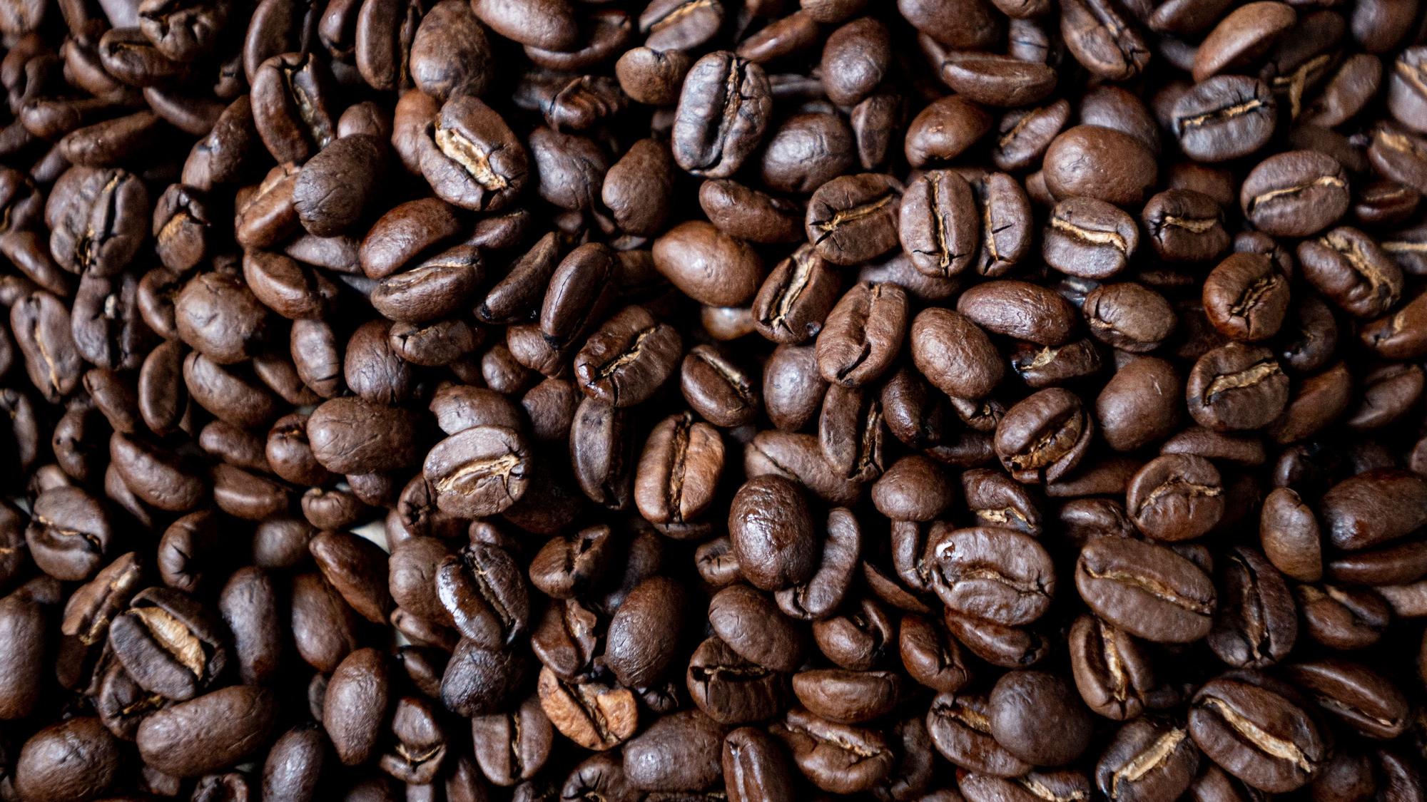 Das Foto vom 24. September 2021 zeigt geröstete Kaffeebohnen.