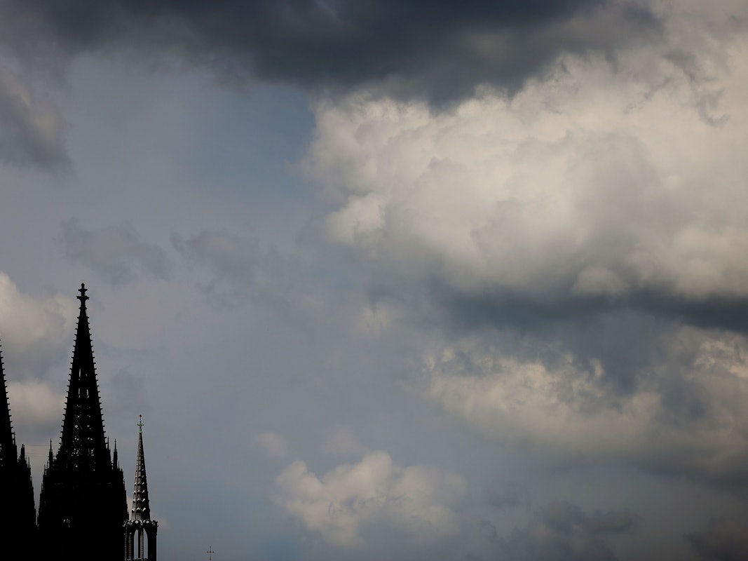 Die Spitzen des Kölner Doms vor Wolkenhimmel.