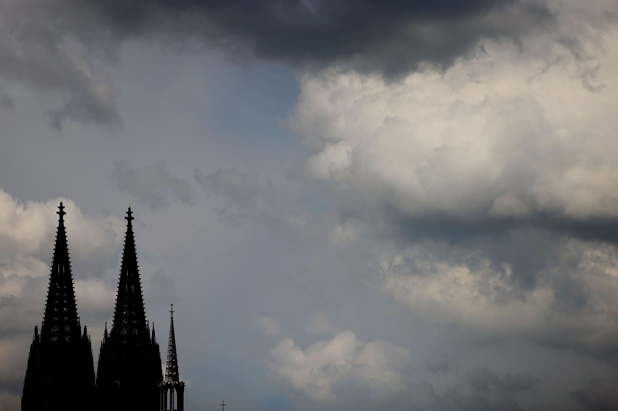 Die Spitzen des Kölner Doms vor Wolkenhimmel.