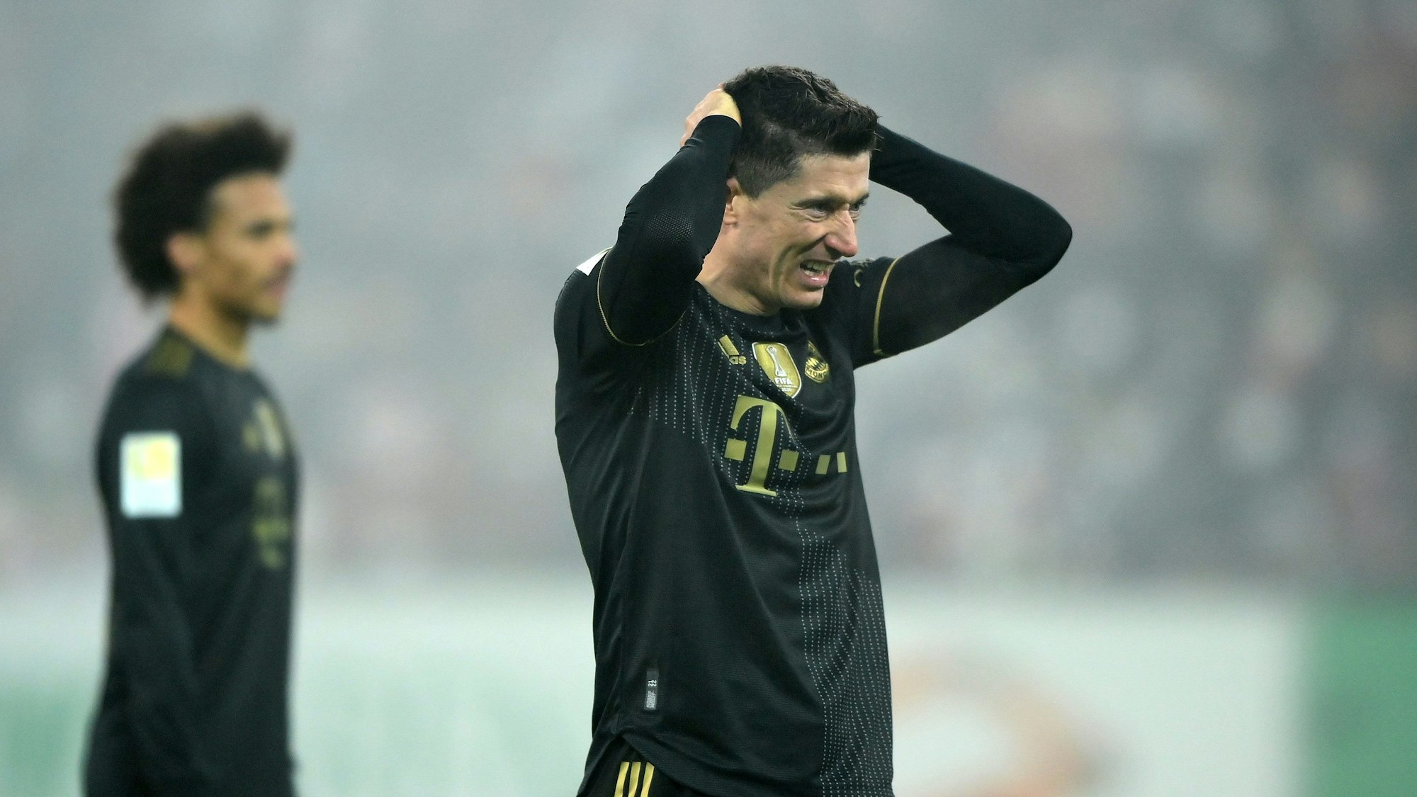 Robert Lewandowski schlägt die Händer über dem Kopf zusammen
