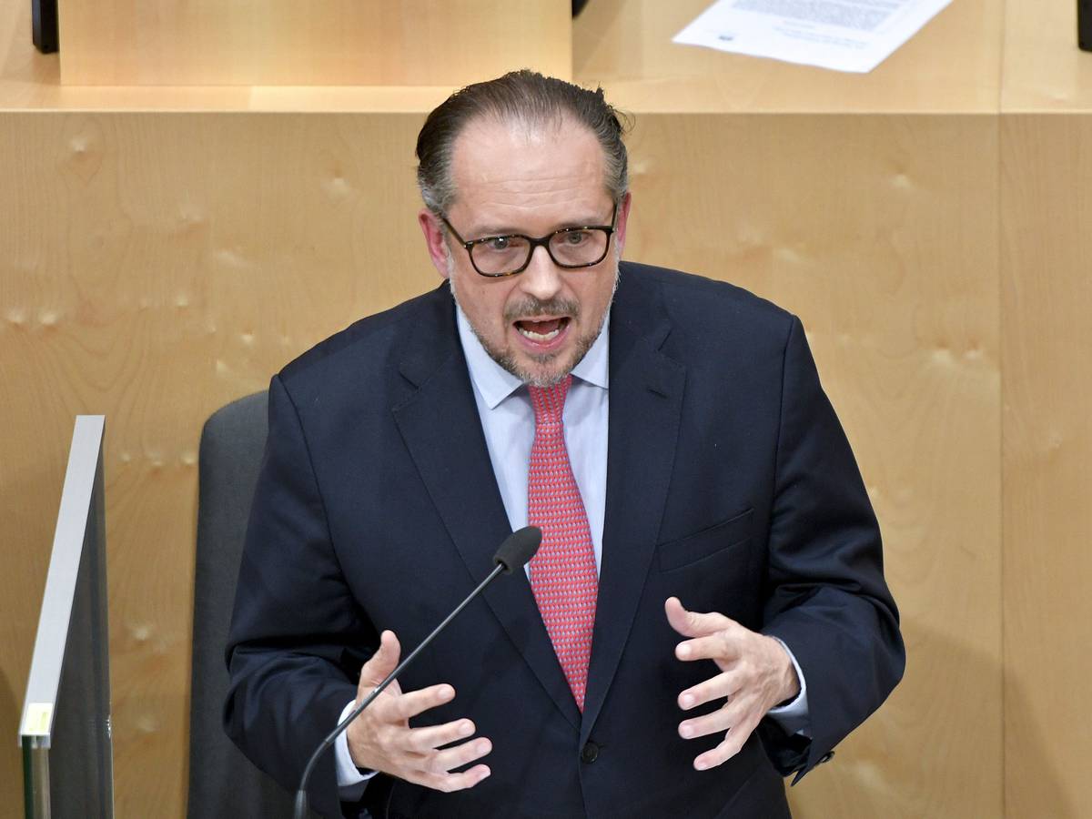 Alexander Schallenberg (ÖVP), Bundeskanzler von Österreich, wird in den nächsten Minuten Einzelheiten zum Lockdown in Österreich bekanntgeben.