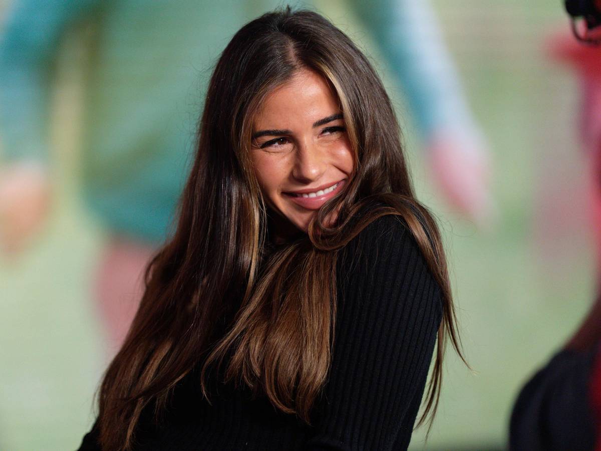 Die Sängerin Sarah Engels lächelt auf einem Foto vom 18. November 2021 beim 26. RTL-Spendenmarathon.