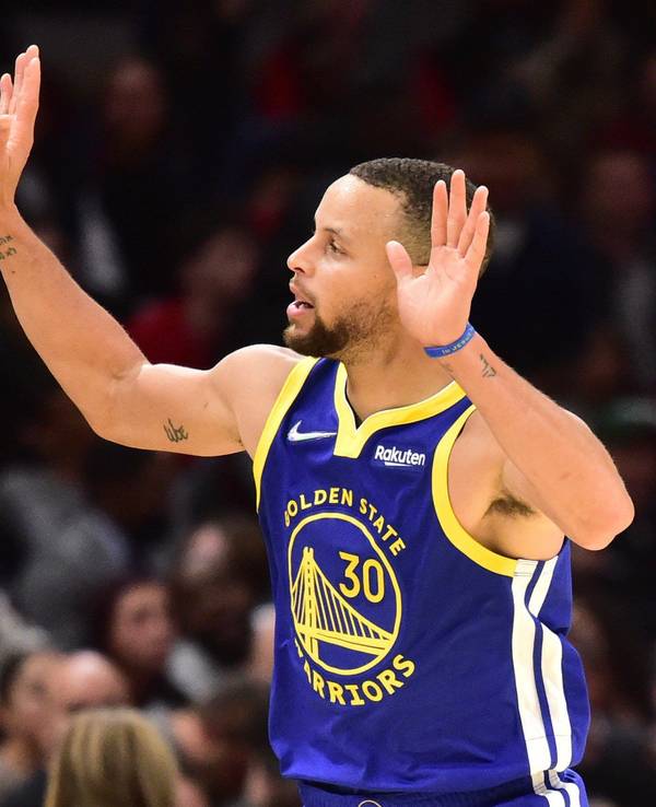 Stephen Curry winkt nach einem Korb in der NBA zu den Fans.