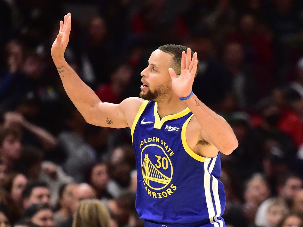 Stephen Curry winkt nach einem Korb in der NBA zu den Fans.