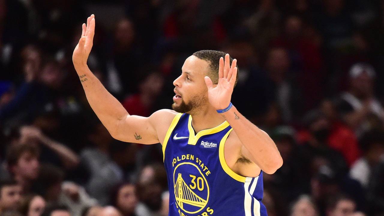 Stephen Curry winkt nach einem Korb in der NBA zu den Fans.