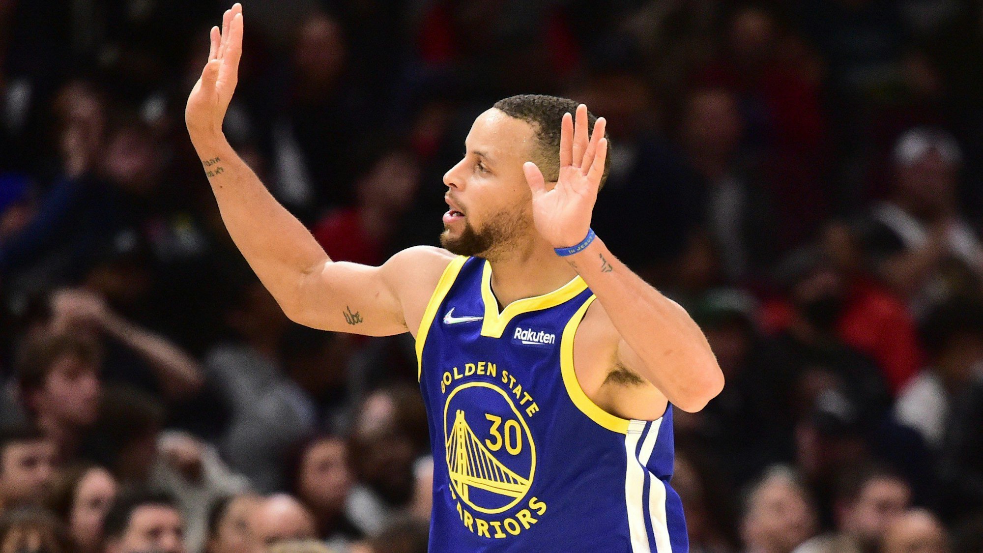 Stephen Curry winkt nach einem Korb in der NBA zu den Fans.