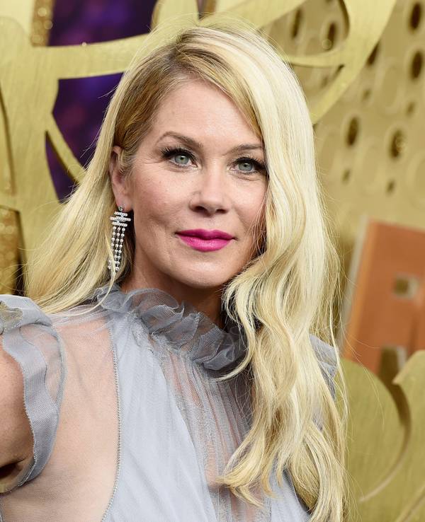 Christina Applegate, Schauspielerin aus den USA, trifft im Microsoft Theater zu den 71. Primetime Emmy Awards ein.