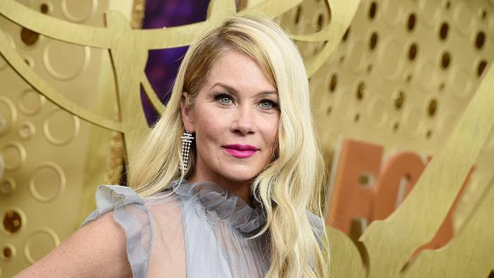 Christina Applegate, Schauspielerin aus den USA, trifft im Microsoft Theater zu den 71. Primetime Emmy Awards ein.
