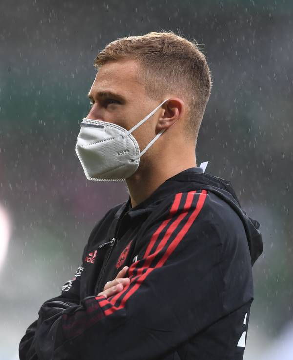 Joshua Kimmich mit Maske vor dem Pokalspiel des FC Bayern beim Bremer SV