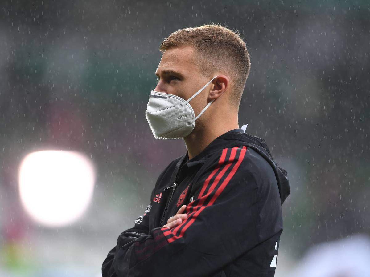 Joshua Kimmich mit Maske vor dem Pokalspiel des FC Bayern beim Bremer SV