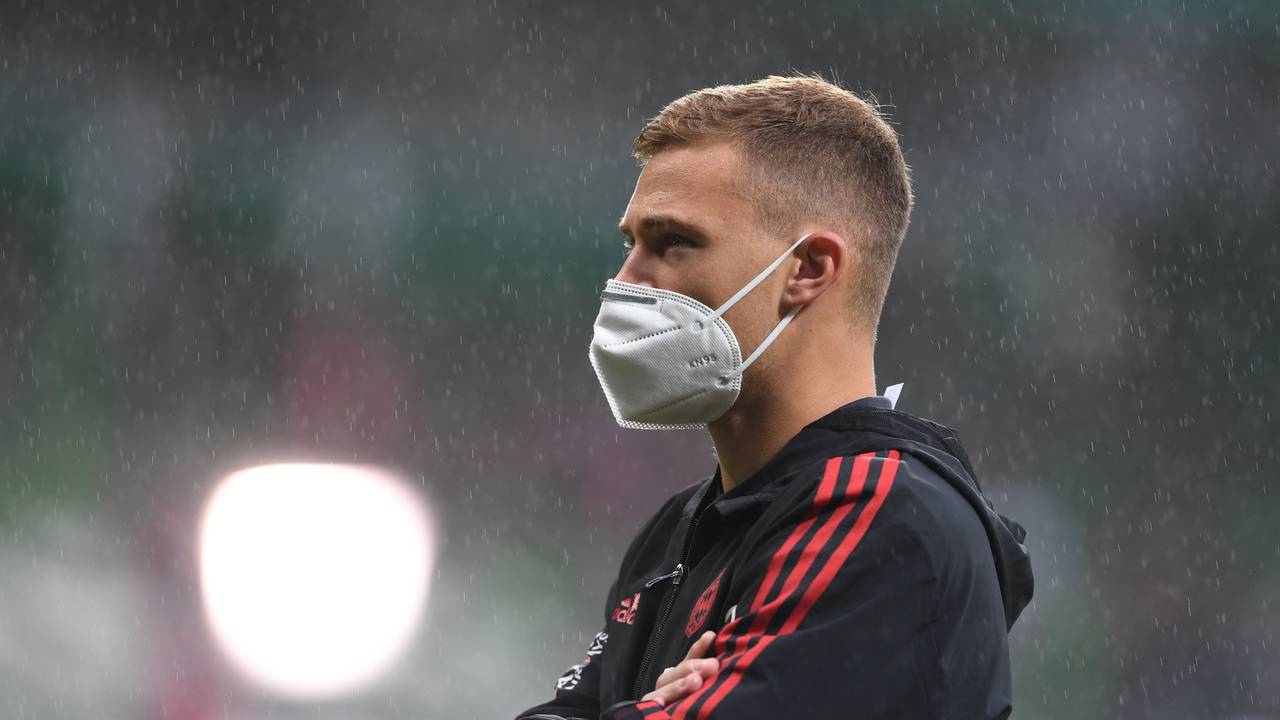 Joshua Kimmich mit Maske vor dem Pokalspiel des FC Bayern beim Bremer SV