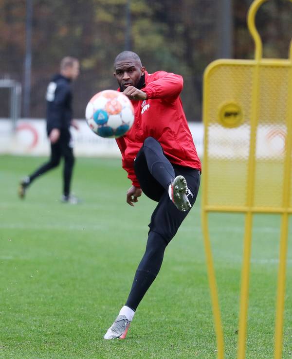 Anthony Modeste beim Torschusstraining am 19. November 2021 vor dem Auswärtsspiel beim FSV Mainz 05.