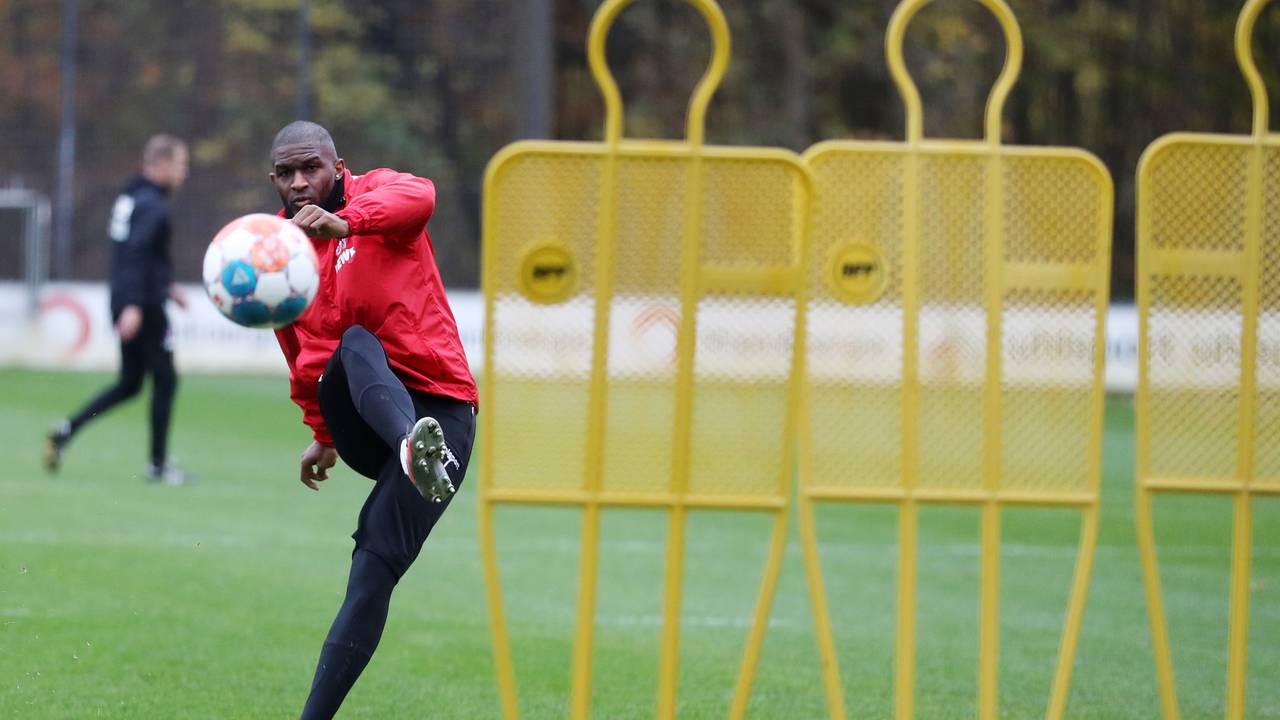 Anthony Modeste beim Torschusstraining am 19. November 2021 vor dem Auswärtsspiel beim FSV Mainz 05.