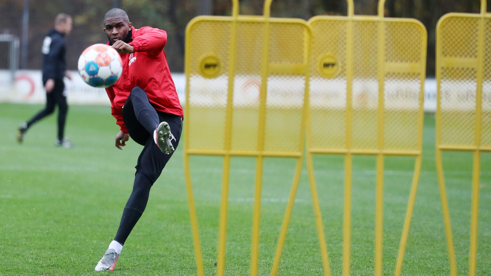 Anthony Modeste beim Torschusstraining am 19. November 2021 vor dem Auswärtsspiel beim FSV Mainz 05.
