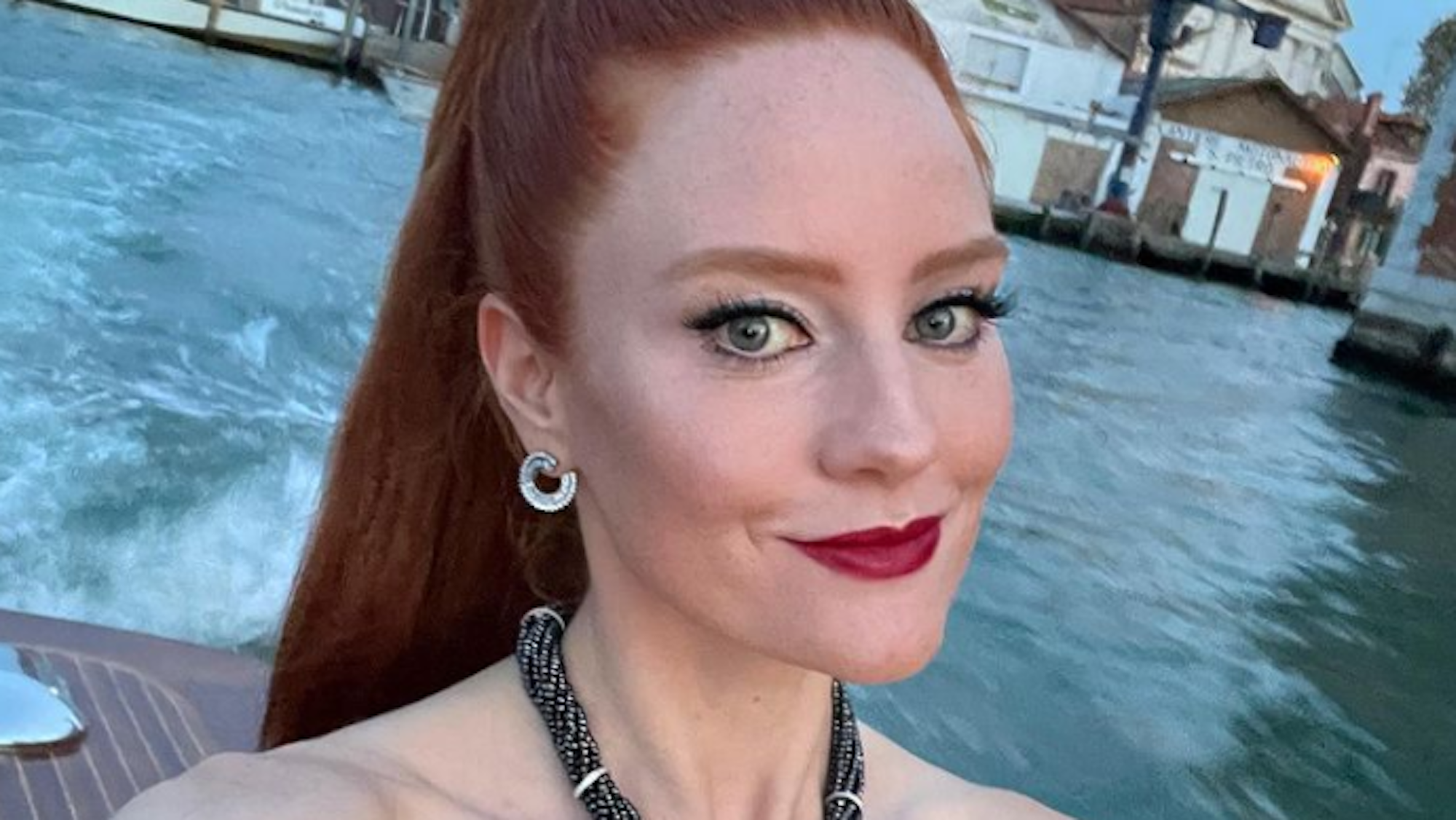 Model Barbara Meier in einem glamourösen Look auf einem Instagram-Selfie vom 11. September 2021.