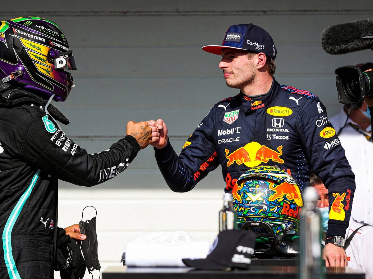 Lewis Hamilton und Max Verstappen klatschen miteinander nach dem Rennen der Formel 1 in Brasilien ab.