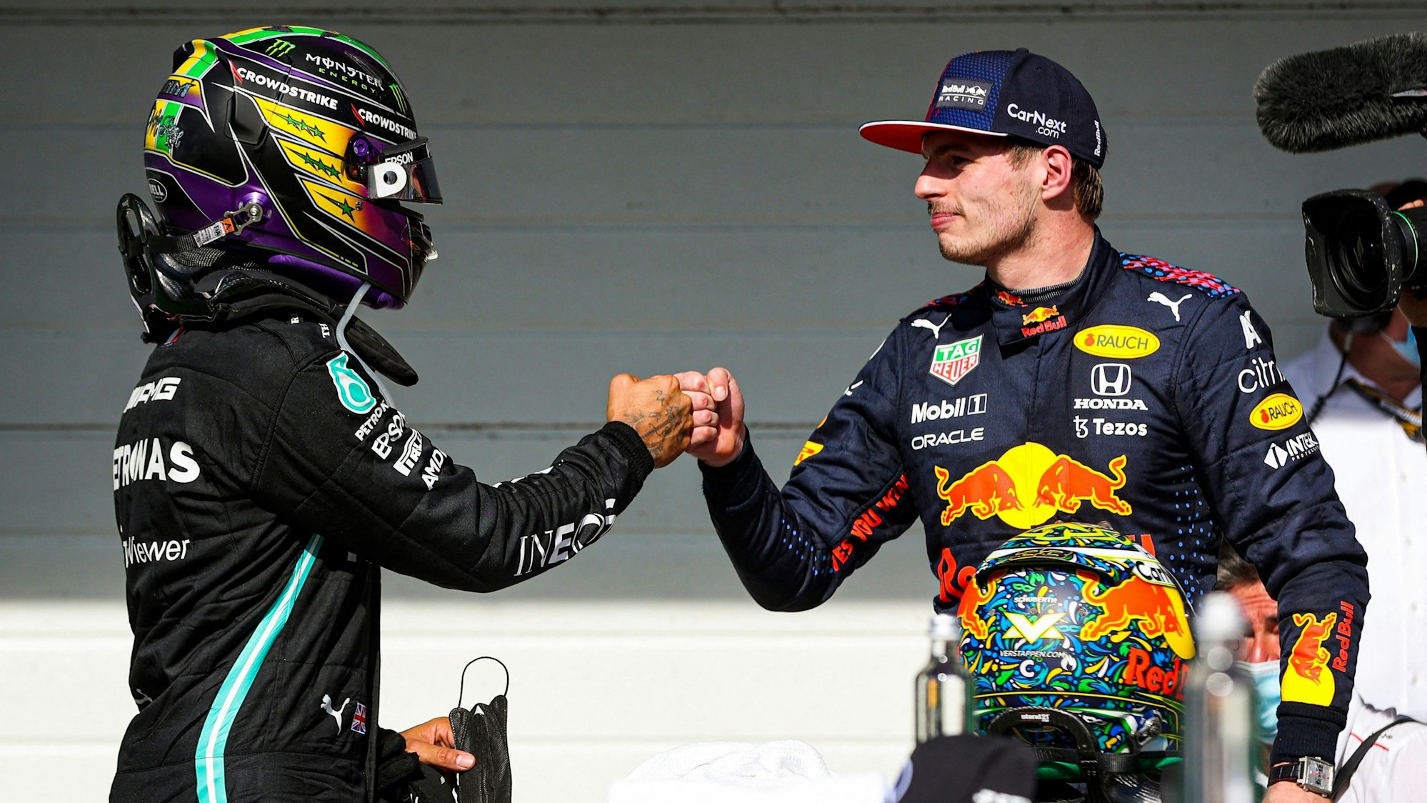 Lewis Hamilton und Max Verstappen klatschen miteinander nach dem Rennen der Formel 1 in Brasilien ab.