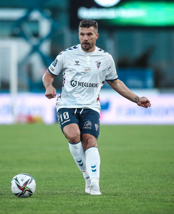 Lukas Podolski passt einen Ball im Trikot für Gornik Zabrze.