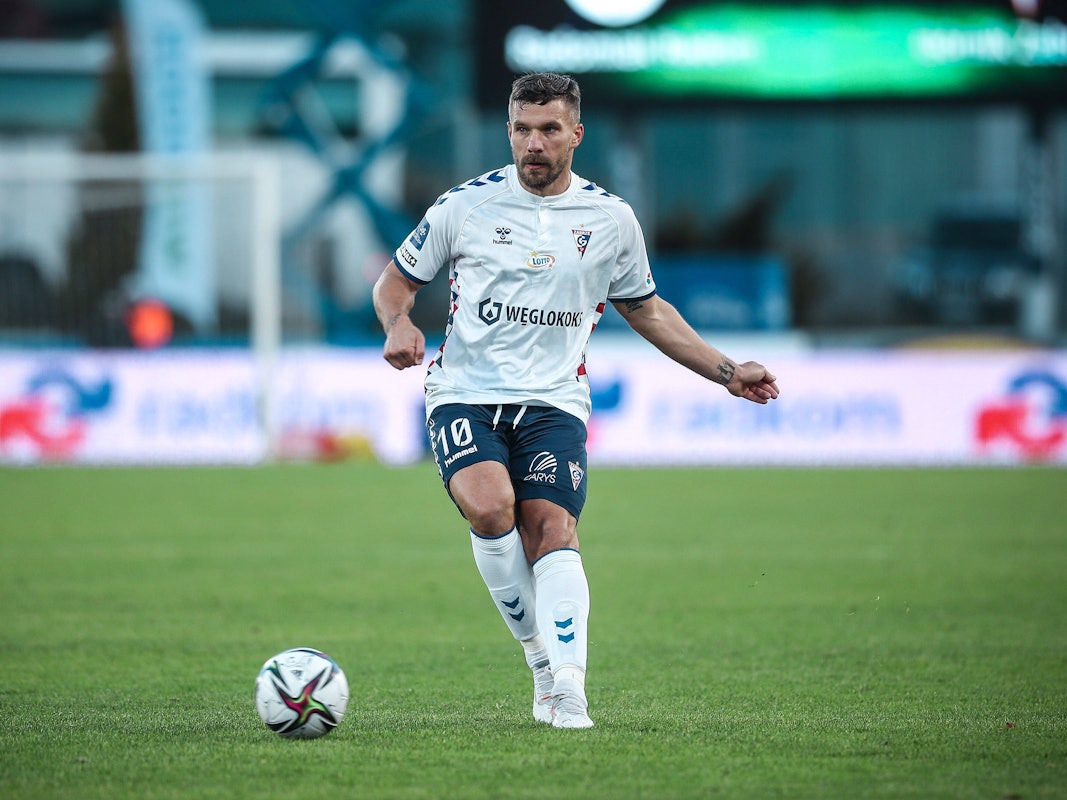 Lukas Podolski passt einen Ball im Trikot für Gornik Zabrze.