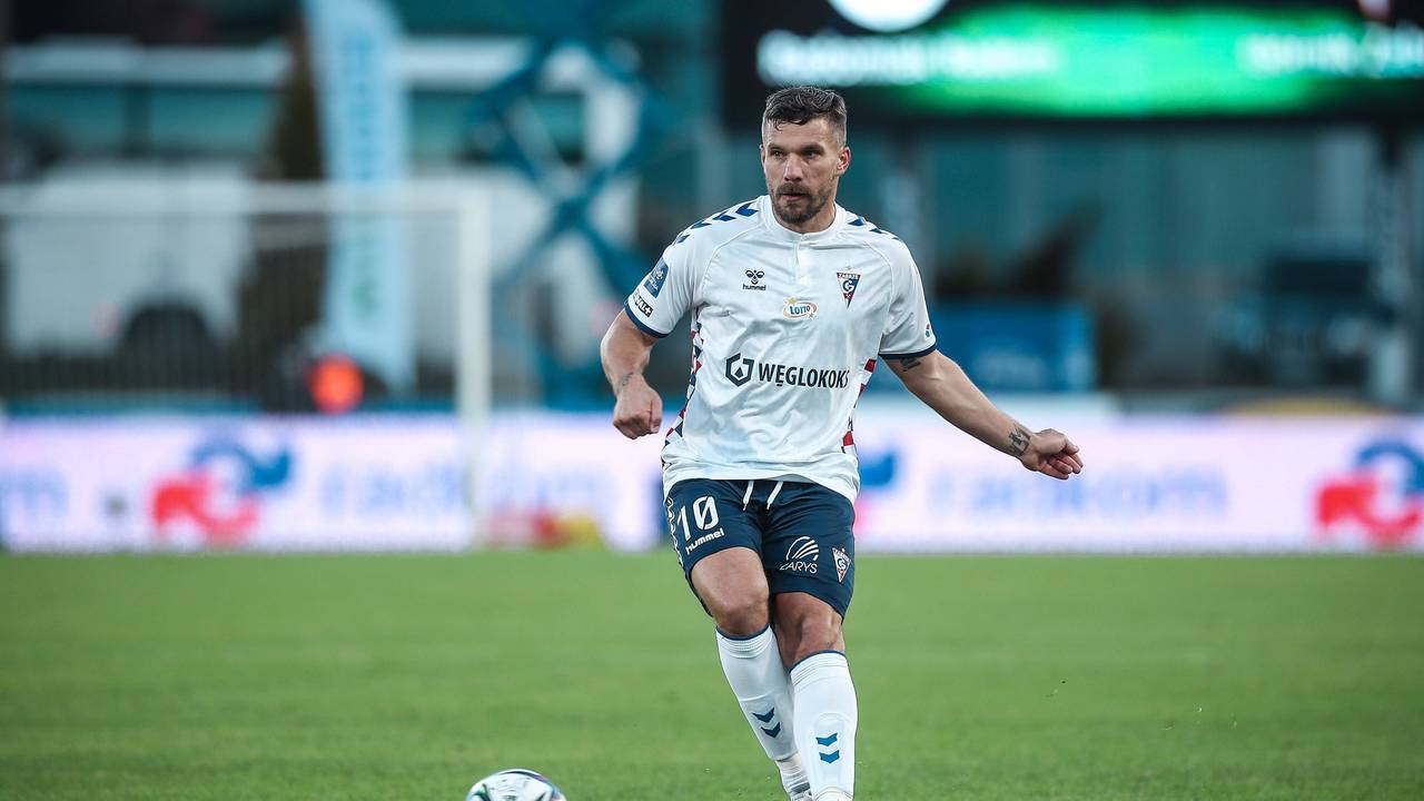 Lukas Podolski passt einen Ball im Trikot für Gornik Zabrze.
