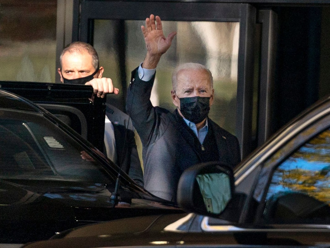 Joe Biden, Präsident der USA, winkt am 19. November auf dem Weg zum Walter Reed National Military Medical Center, wo er einen Termin zu einer ärztlichen Untersuchung hat.