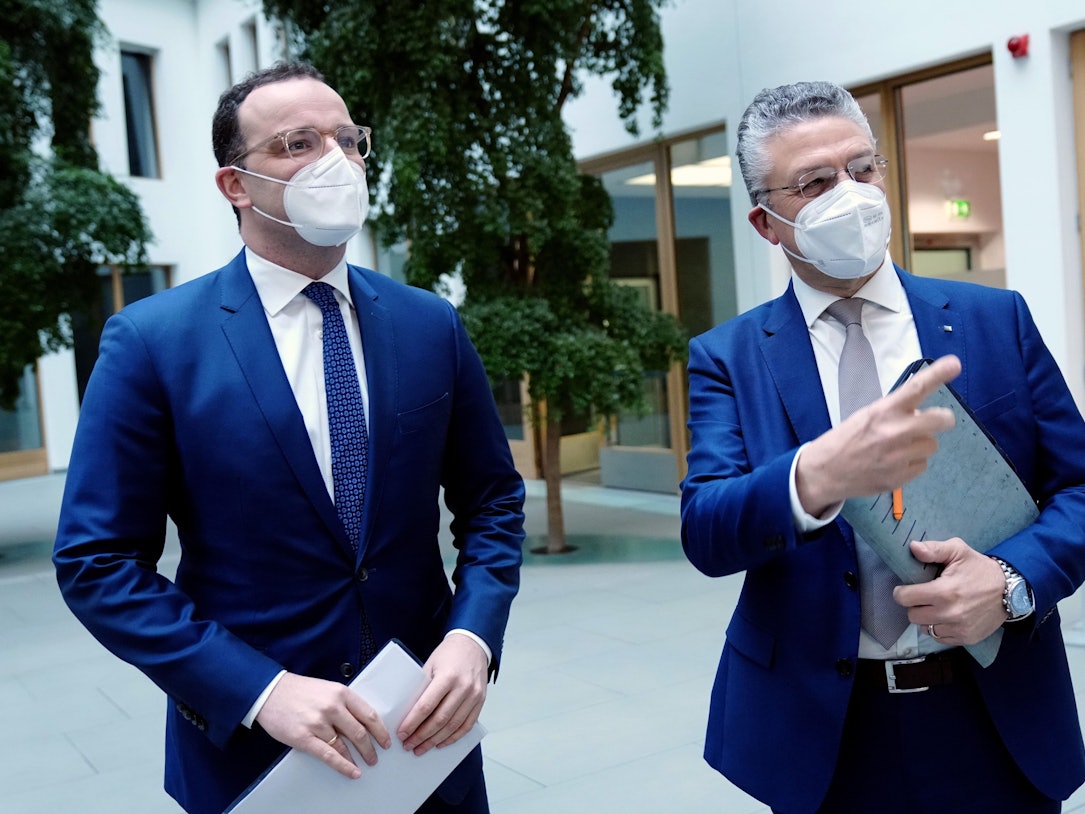 Jens Spahn (l, CDU), geschäftsführender Bundesminister für Gesundheit, und Lothar H. Wieler, Präsident des Robert-Koch-Instituts (RKI), kommen zur Pressekonferenz zur Corona-Pandemie.