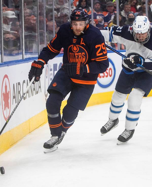 Leon Draisaitl behauptet den Puck im Spiel gegen die Winnipeg Jets.
