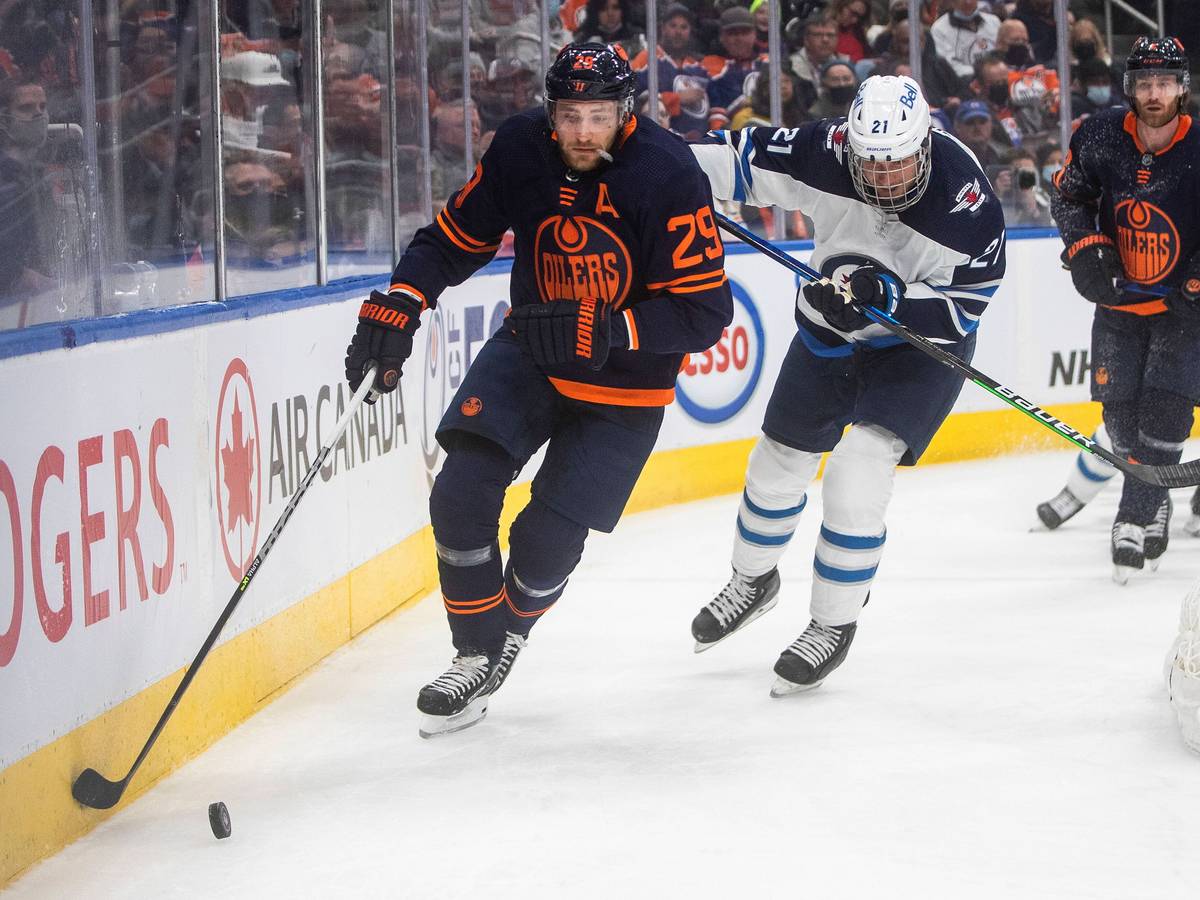 Leon Draisaitl behauptet den Puck im Spiel gegen die Winnipeg Jets.