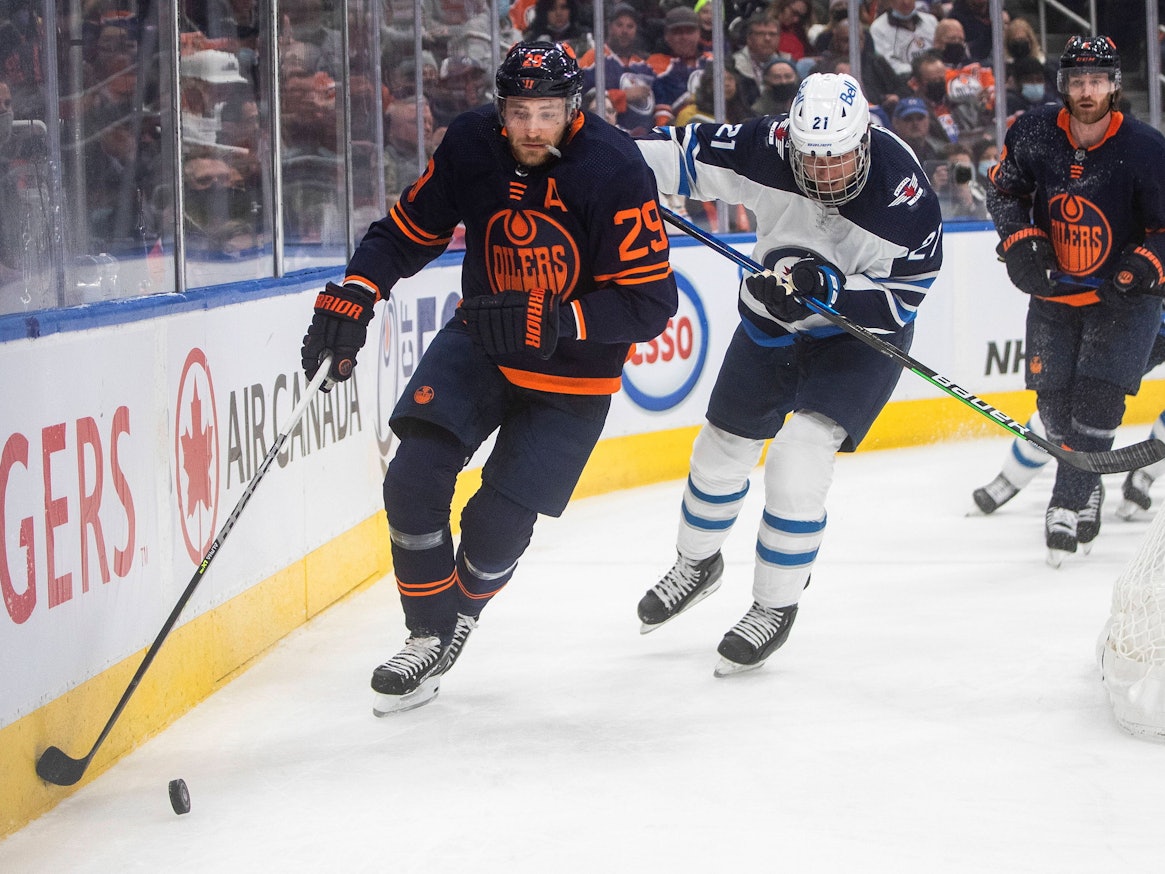 Leon Draisaitl behauptet den Puck im Spiel gegen die Winnipeg Jets.