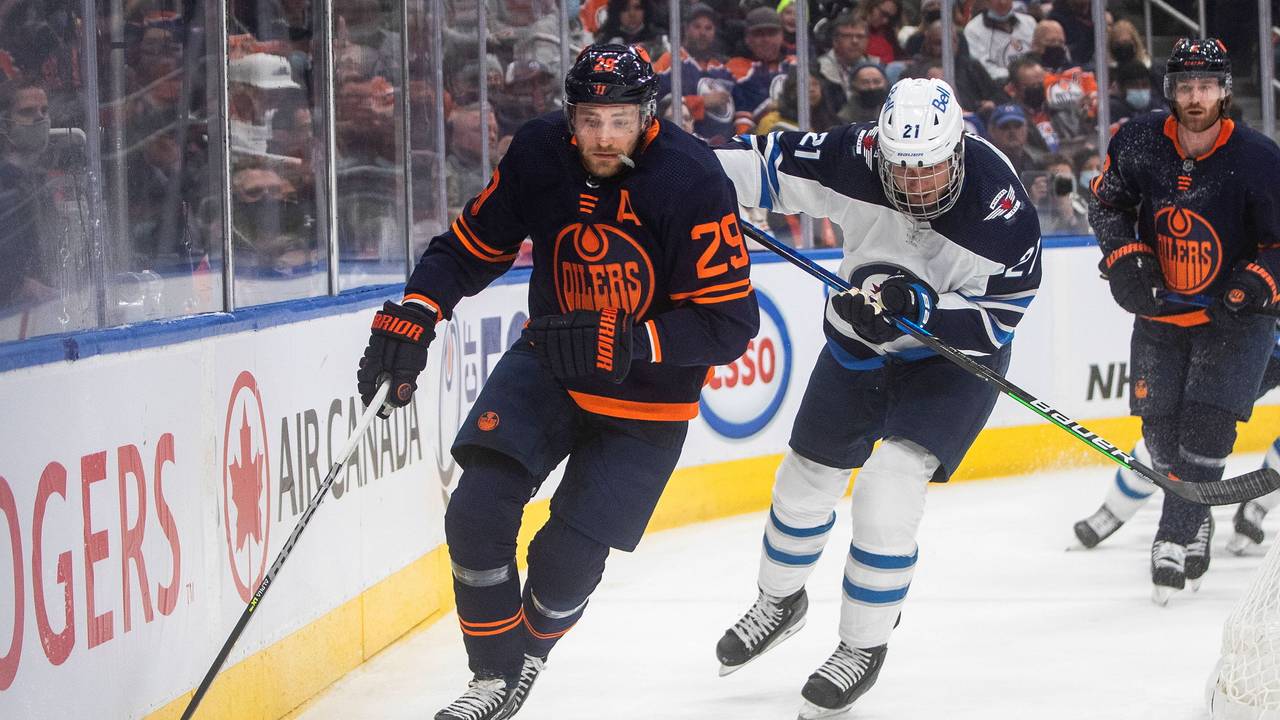 Leon Draisaitl behauptet den Puck im Spiel gegen die Winnipeg Jets.
