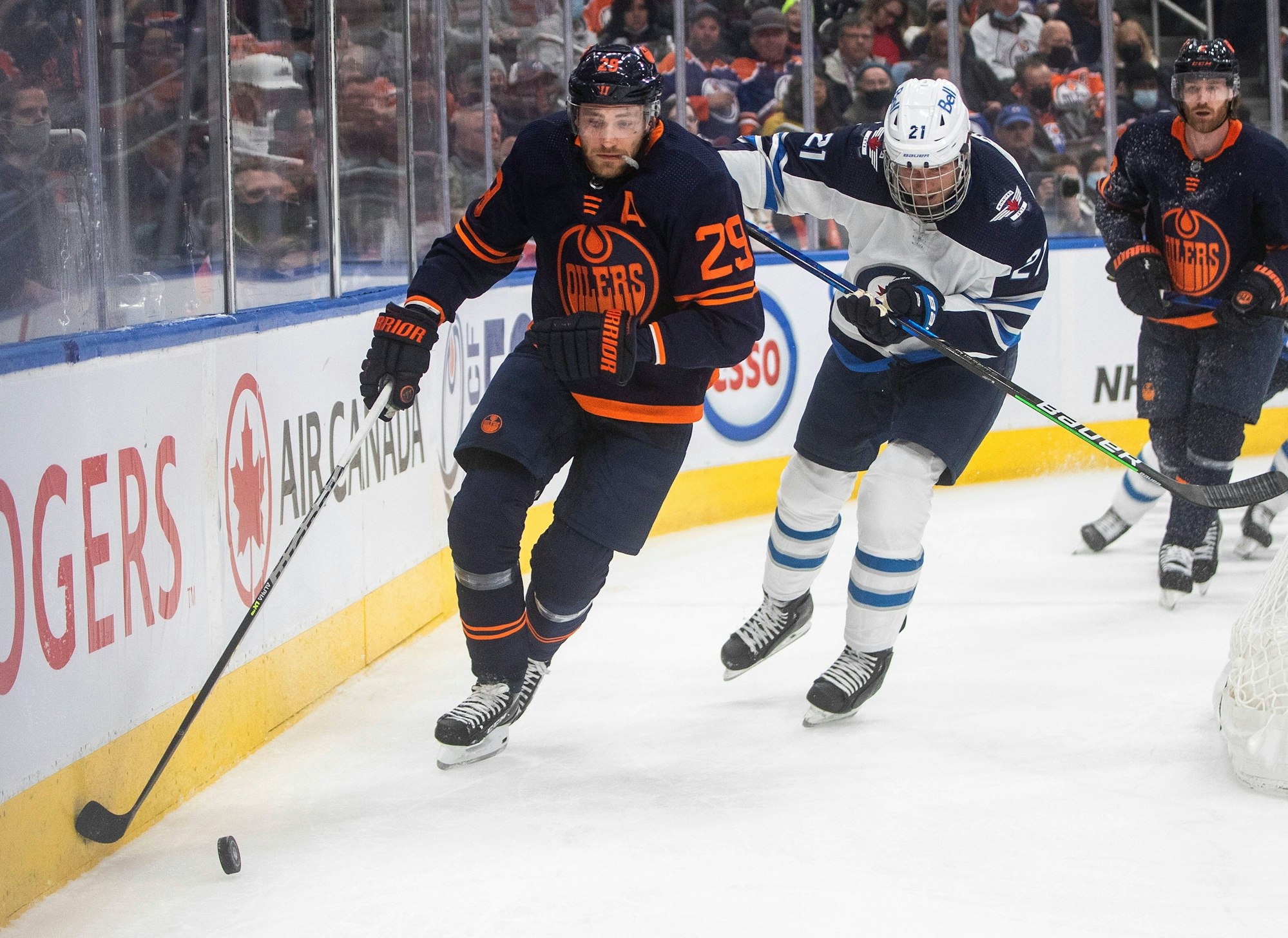 Leon Draisaitl behauptet den Puck im Spiel gegen die Winnipeg Jets.