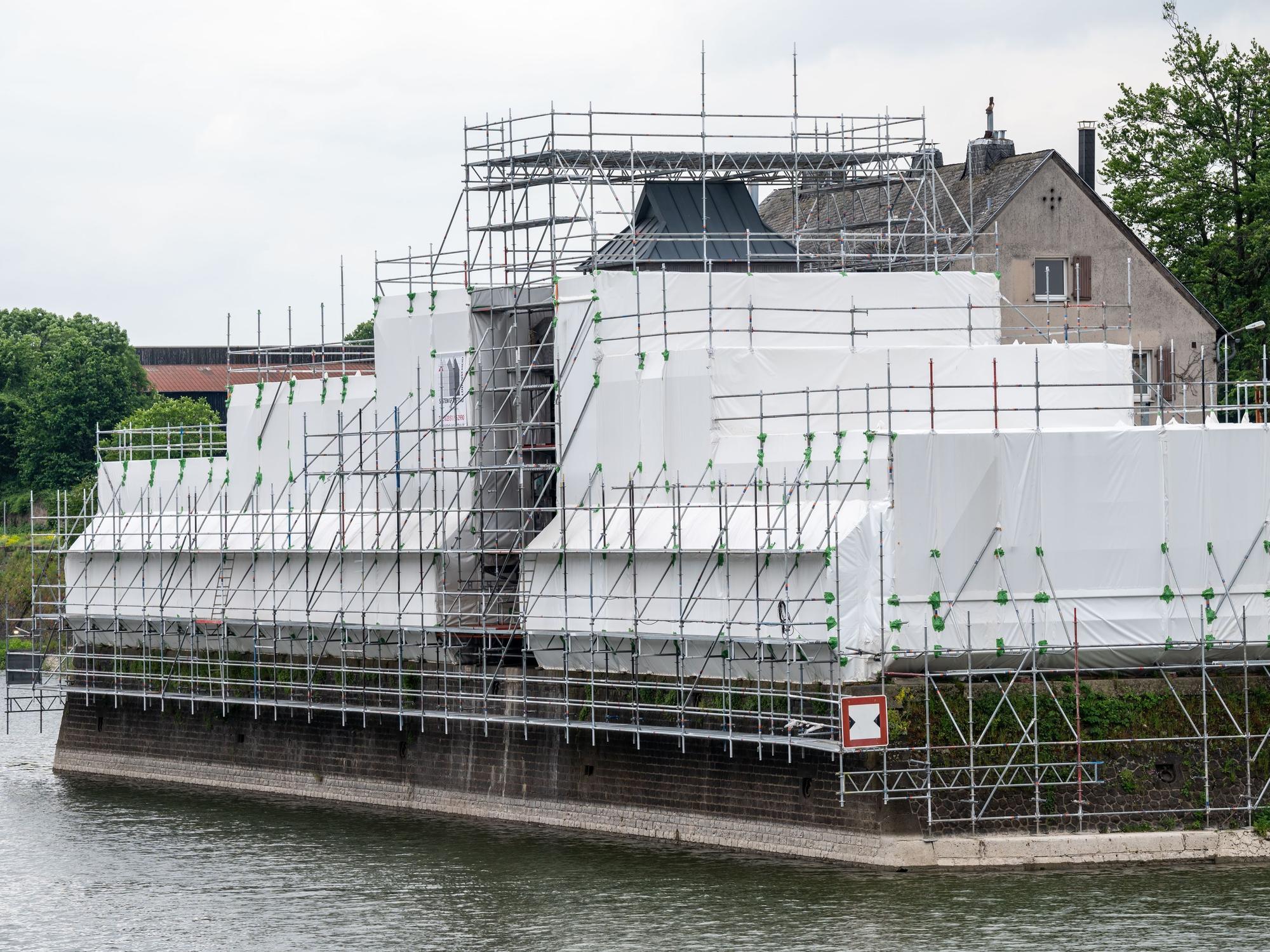 Die Drehbrücke ist mit Folie verhüllt.