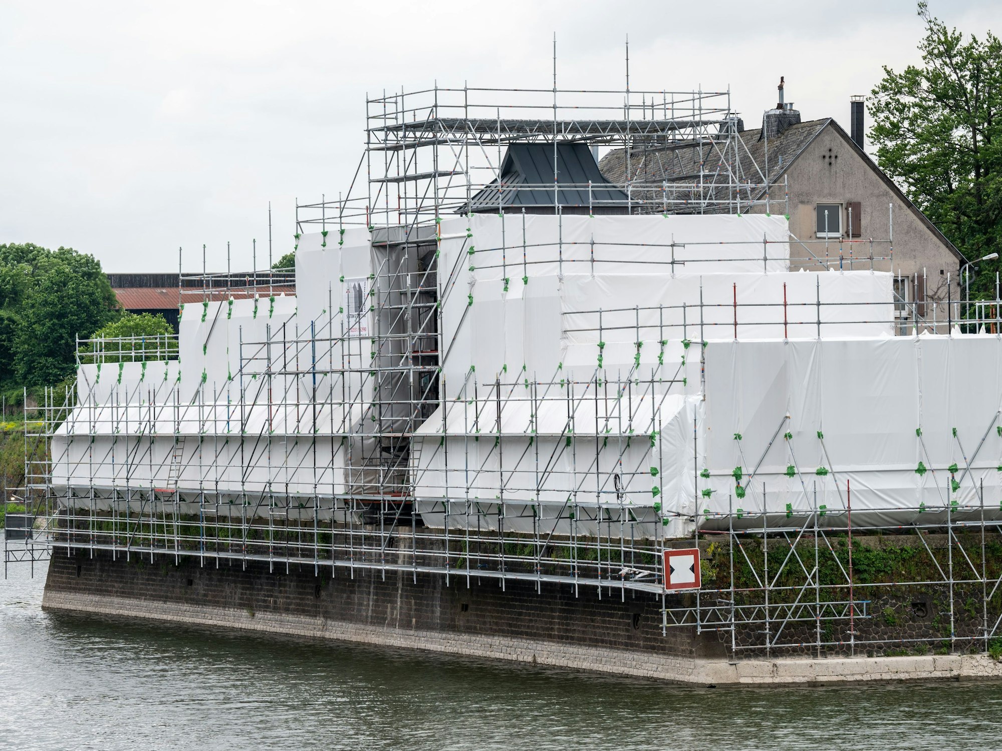 Die Drehbrücke ist mit Folie verhüllt.