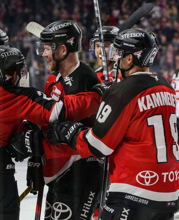 Die Spieler der Kölner Haie bejubeln einen Treffer im DEL-Spiel gegen die Bietigheim Steelers