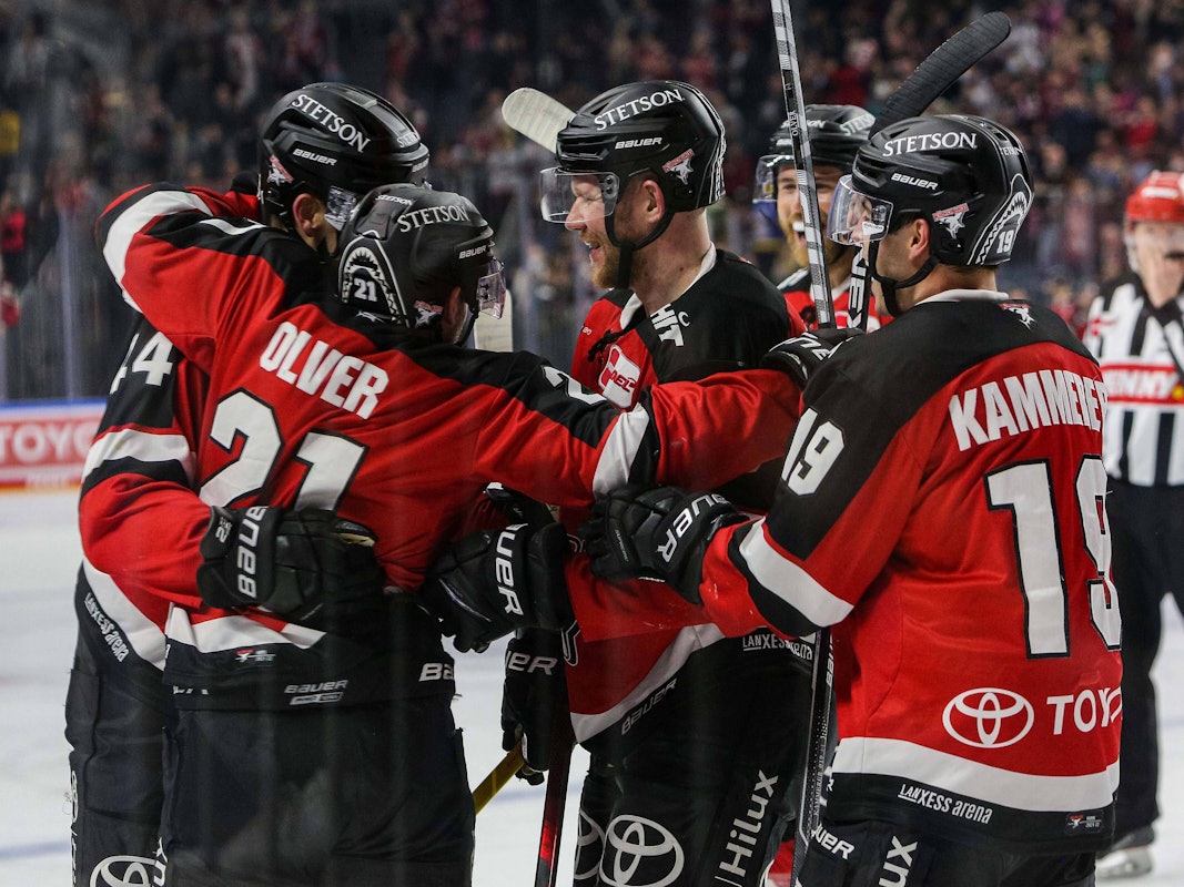 Die Spieler der Kölner Haie bejubeln einen Treffer im DEL-Spiel gegen die Bietigheim Steelers