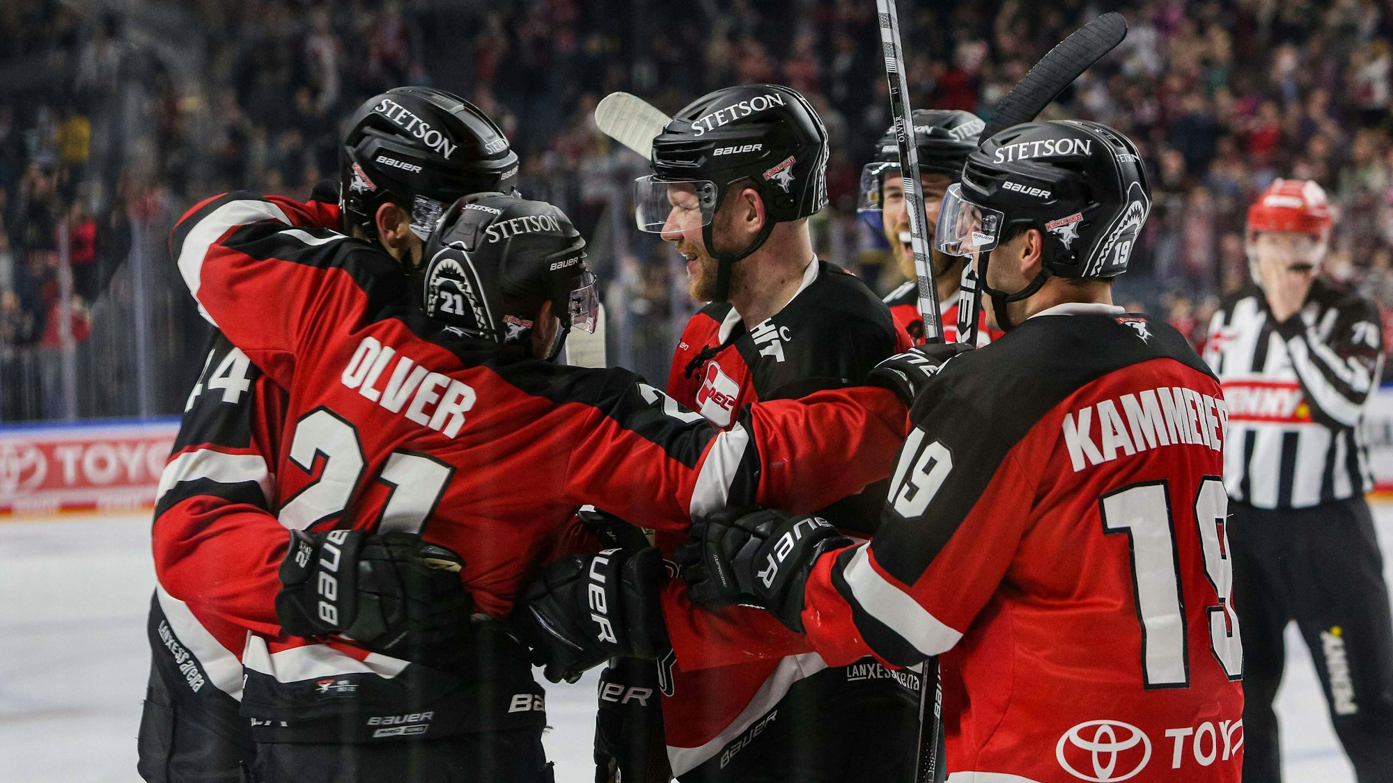 Die Spieler der Kölner Haie bejubeln einen Treffer im DEL-Spiel gegen die Bietigheim Steelers