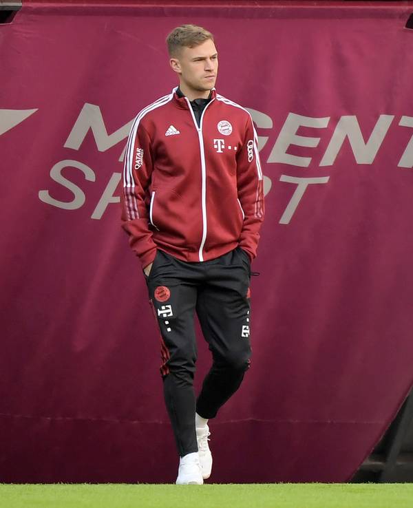 Bayern Münchens Joshua Kimmich geht durch die Allianz-Arena.