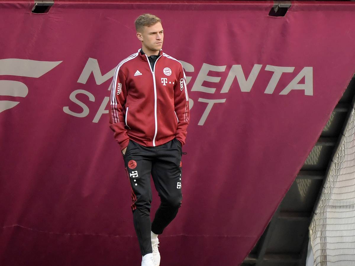 Bayern Münchens Joshua Kimmich geht durch die Allianz-Arena.