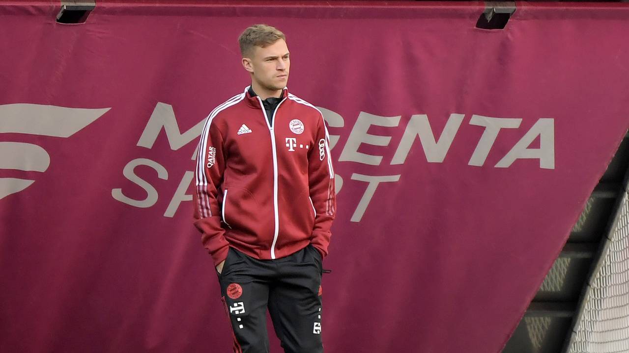 Bayern Münchens Joshua Kimmich geht durch die Allianz-Arena.